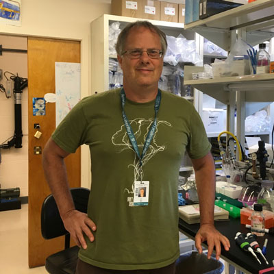 Uri Gat in his lab at MBL. Credit: Jane Marks