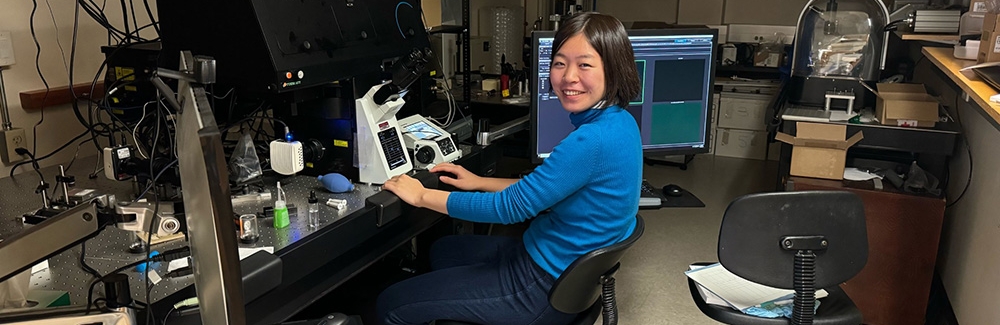 Study co-author Shiori Iida using the OI-DIC miroscope developed by Michael Shribak at MBL. 