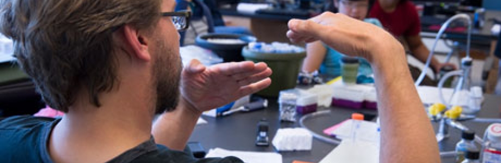 MBL Physiology Course co-director Dyche Mullins of University of California, San Francisco, explains a concept to 2010 students.