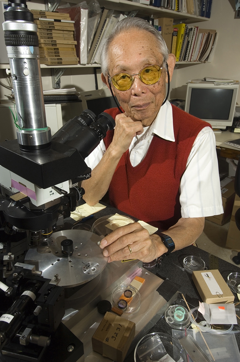 Shinya Inoué at his microscope